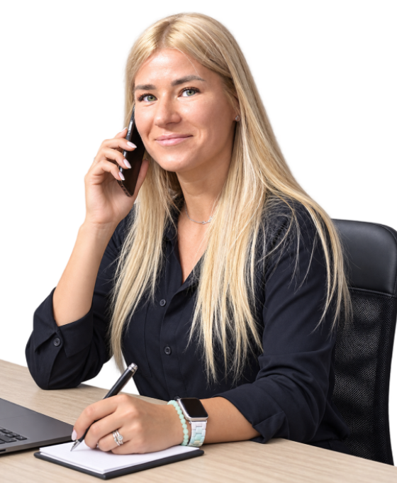 Lena Aliyeva, opiekun klienta QTA Grupa, rozmawia przez telefon