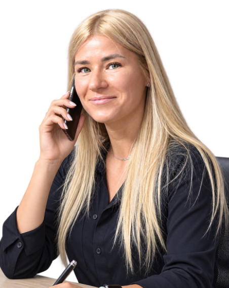 Lena Aliyeva, opiekun klienta QTA Grupa, rozmawia przez telefon